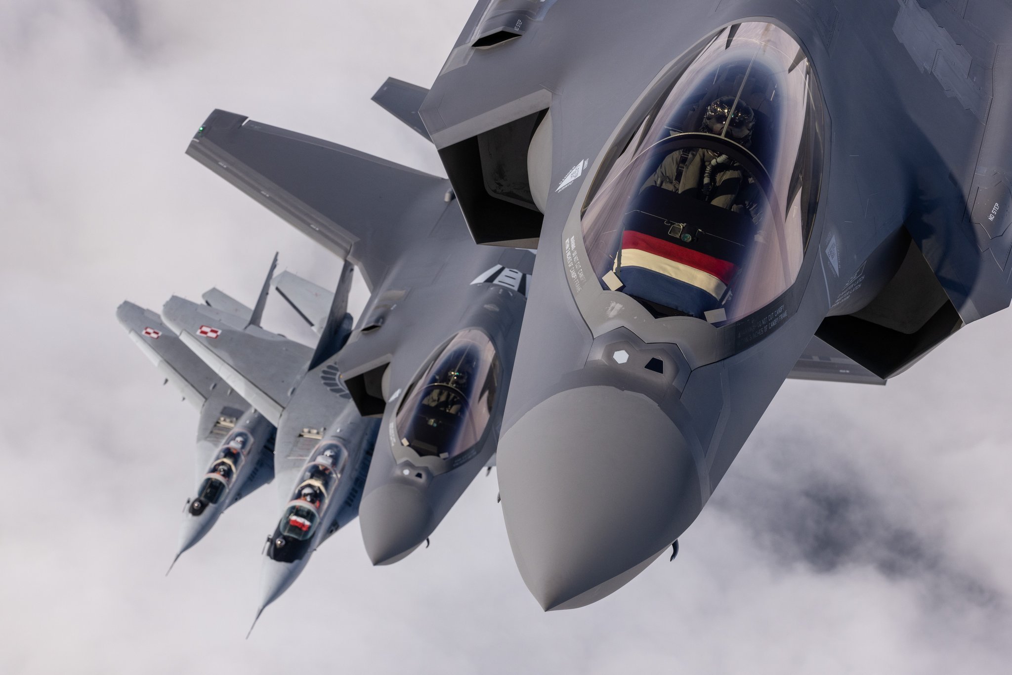 波兰向乌克兰移交第一批数架，北约规格的MIG-29战机！ ​​​