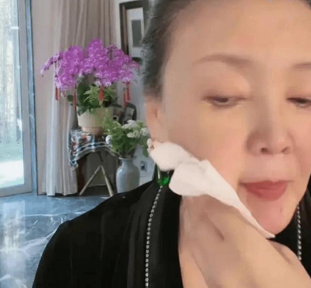 张兰在元宵夜直播，在提及自己的孙子孙女时，被自己感动到要哭了，还一直强忍着，最终