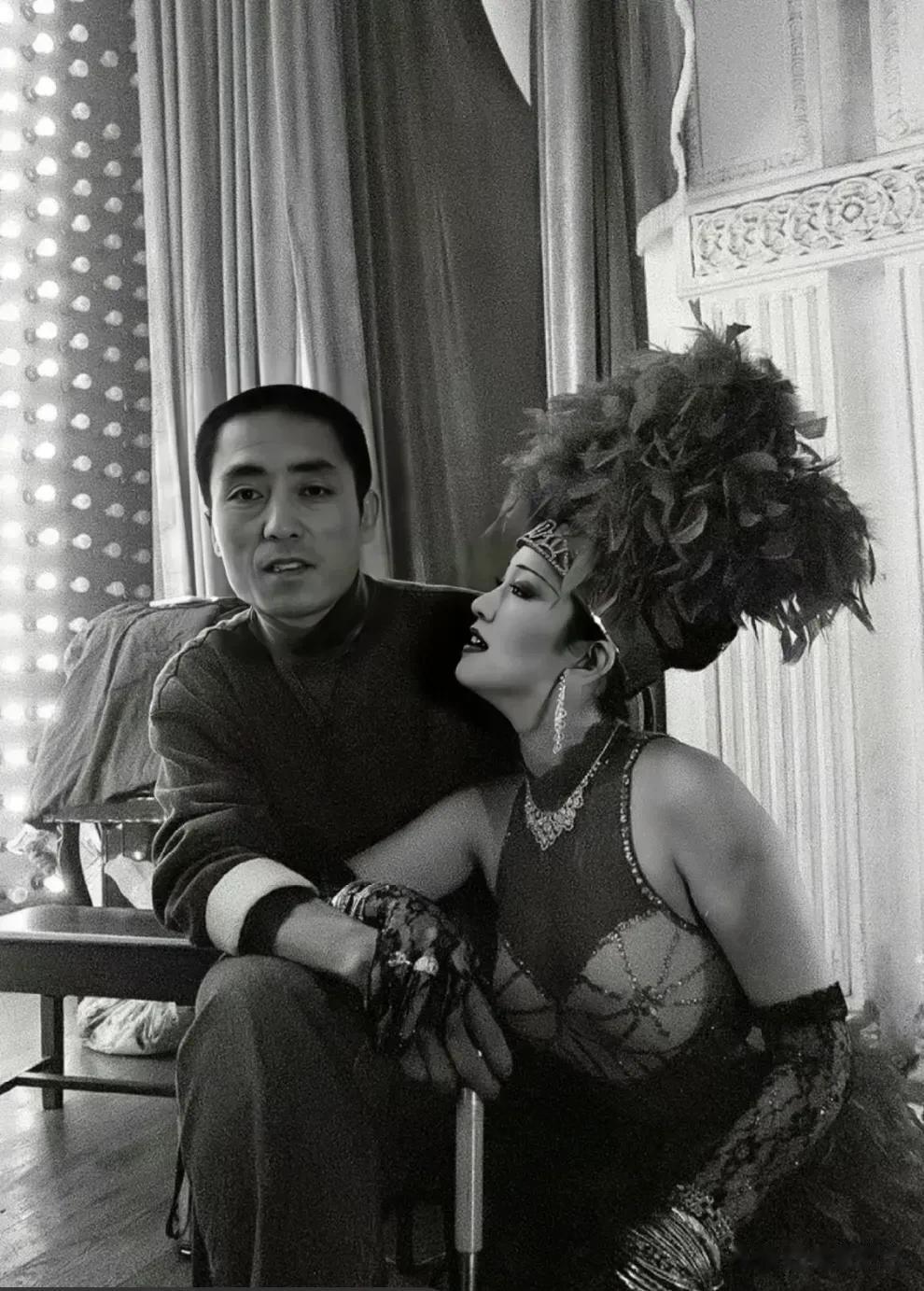 这是一张有些年头的照片，照片的人物是张艺谋和巩俐，看巩俐这个造型，如果平时有看张