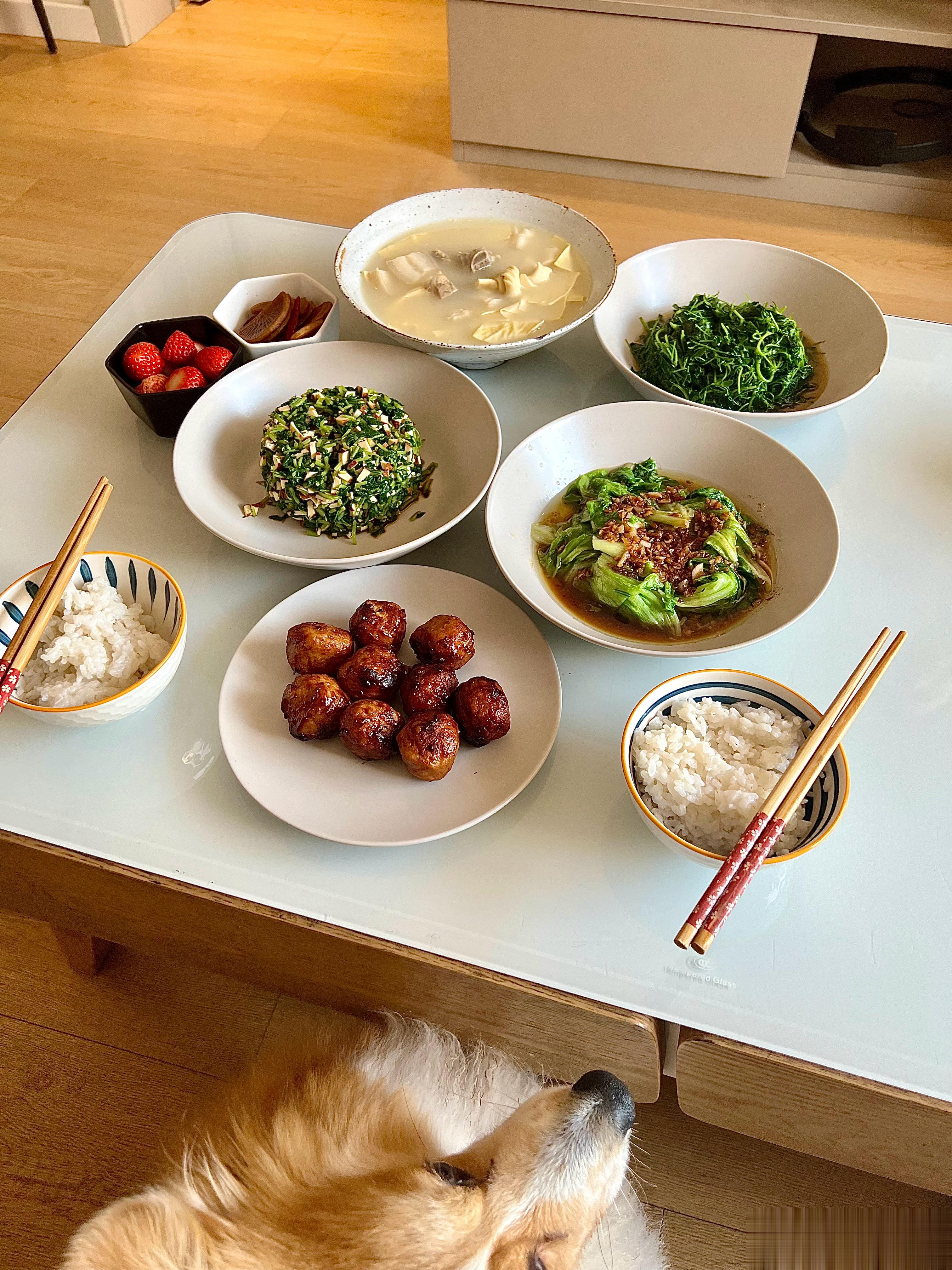 周六的时令居家午餐：马兰头香干，蚝油生菜，酒香草头，糖醋丸子，腌笃鲜汤。还有自己