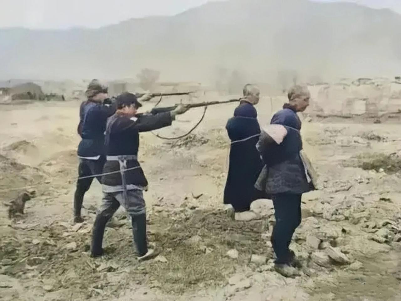 1945年的河北张家口，我军战士正在枪毙两个汉奸。
这两个汉奸是当时的张家口伪市