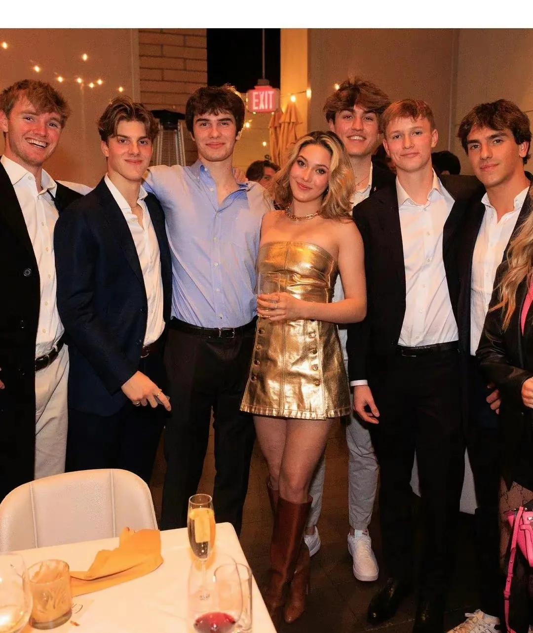 谷爱凌的朋友为她举办冬奥夺冠一周年派对！
来派对的参加派对的都是她斯坦福的同学！