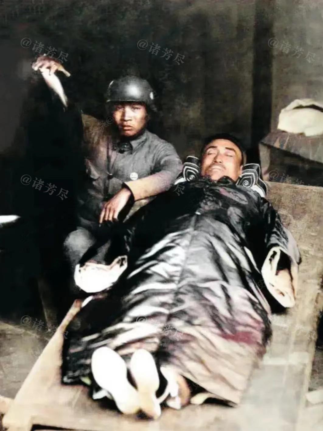 1937年，淞沪会战前线，抗日将领杨杰在“入殓”前留下了这张罕见影像。镜头中的他
