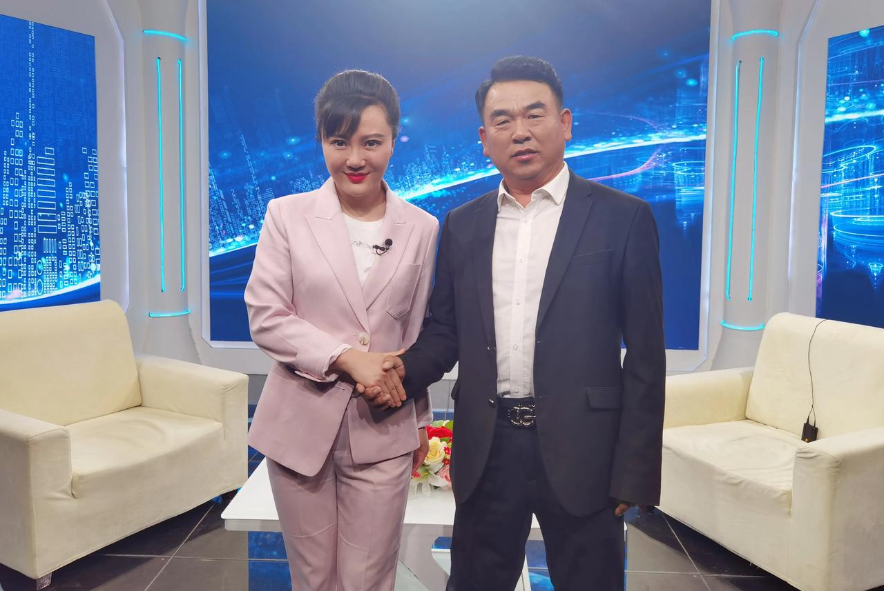 他，自己的右腿不太方便，却成立了消防设备公司。
​他，不仅自己要赚钱养家，还吸纳