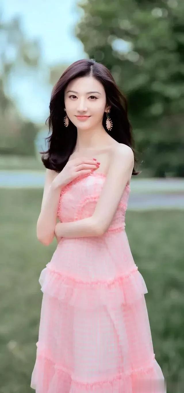 听说田静图标背后有大靠山，一般人不敢动。连王思聪都给了她三分。那么，她是怎么对张