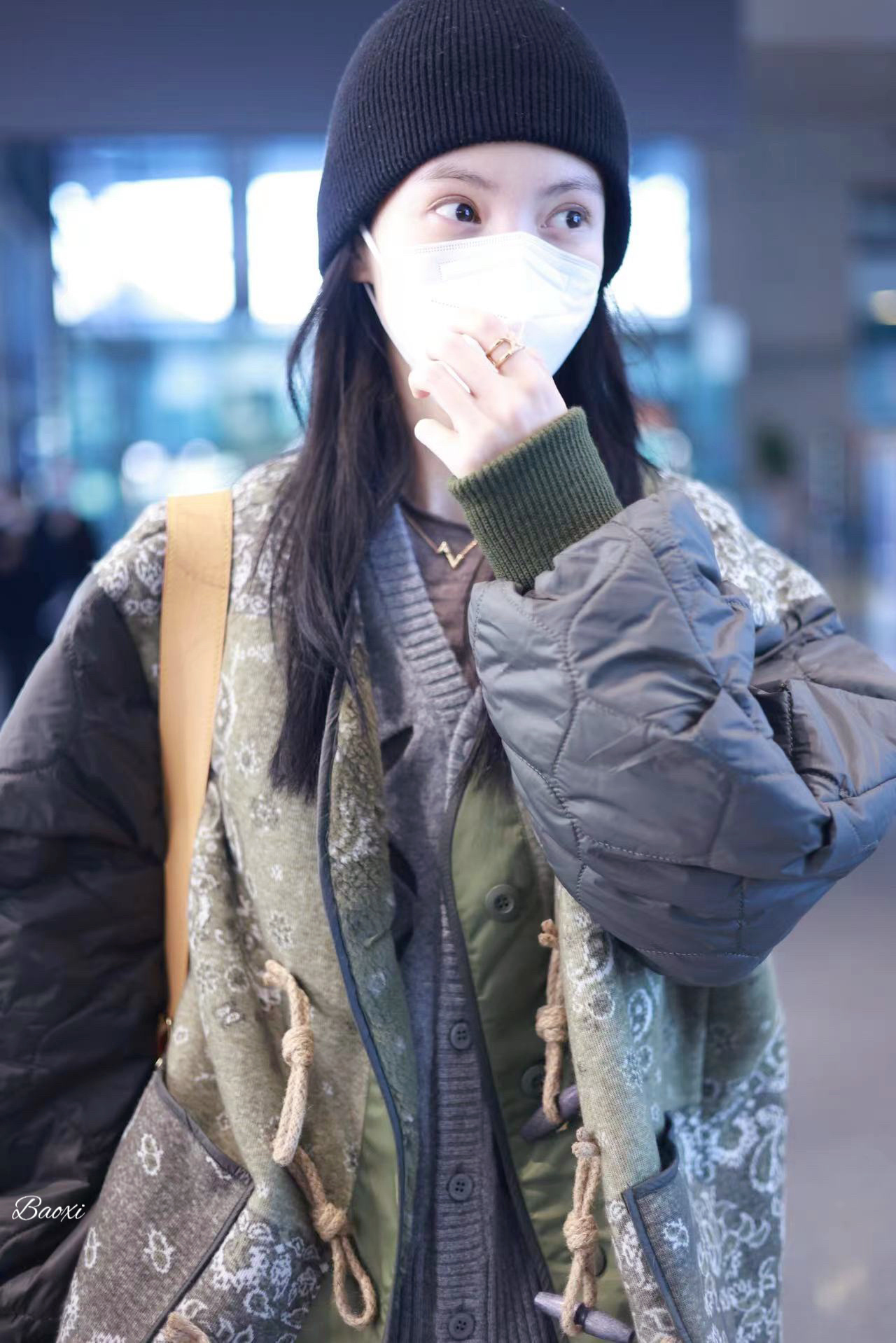 #金晨绿色印花棉服机场路透#金晨现身机场路透~身穿绿色印花棉服+蓝色牛仔裤，休闲