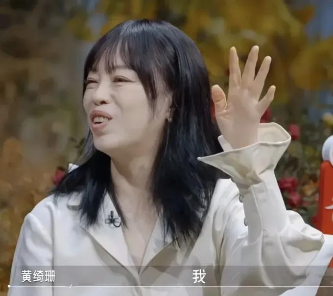 黄绮珊怎么突然变年轻了，真的太意外了，这精致的妆容，这齐刘海，满满的少女风，没想