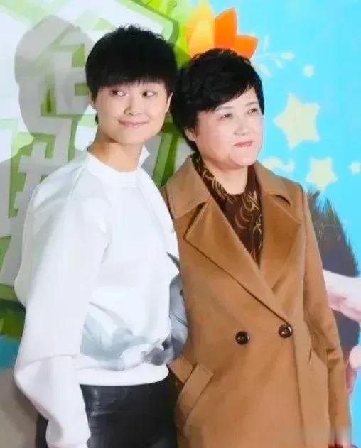 李宇春跟他妈妈简直是复制黏贴！不论是身高还是长相都如出一辙，说实话，她妈妈比她还