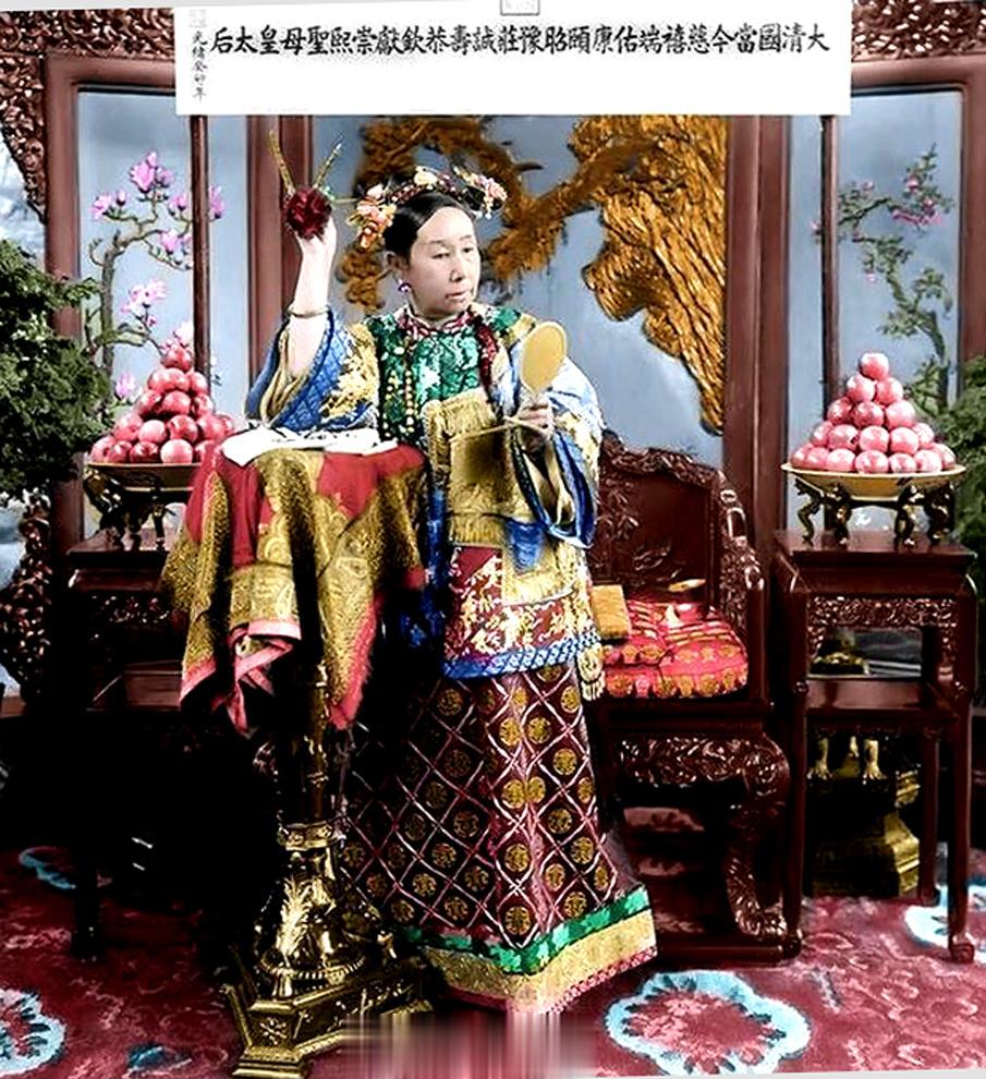 爱美之心人皆有之。慈禧更好美。照像时还不忘随时照镜子。 ​​​