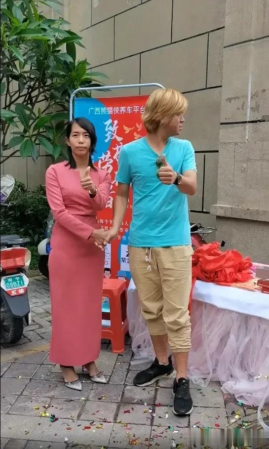 我天，这长得太像罗志祥了吧，不去开直播可惜了[抠鼻][抠鼻]