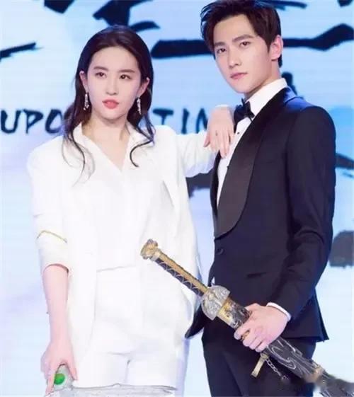 你觉得他和这两位美女谁最搭呢？是她？还是她呢？

三位都是顶级的颜值，在影视剧中