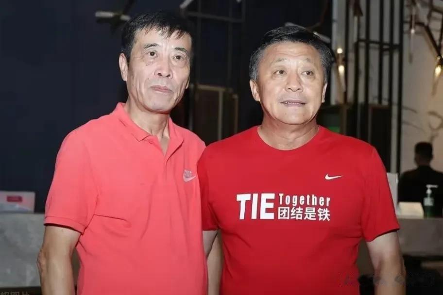 下图照片中程序员旁边这个人我不认识，但是他穿的这件体恤衫却引起了我的好奇。

“