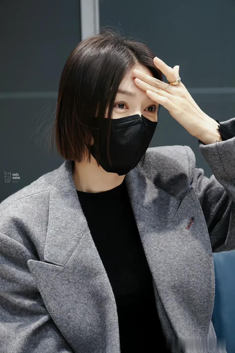 [笑哭][笑哭][笑哭]秦岚的戒指没有戴在无名指，只戴在中指和食指。

26号晚