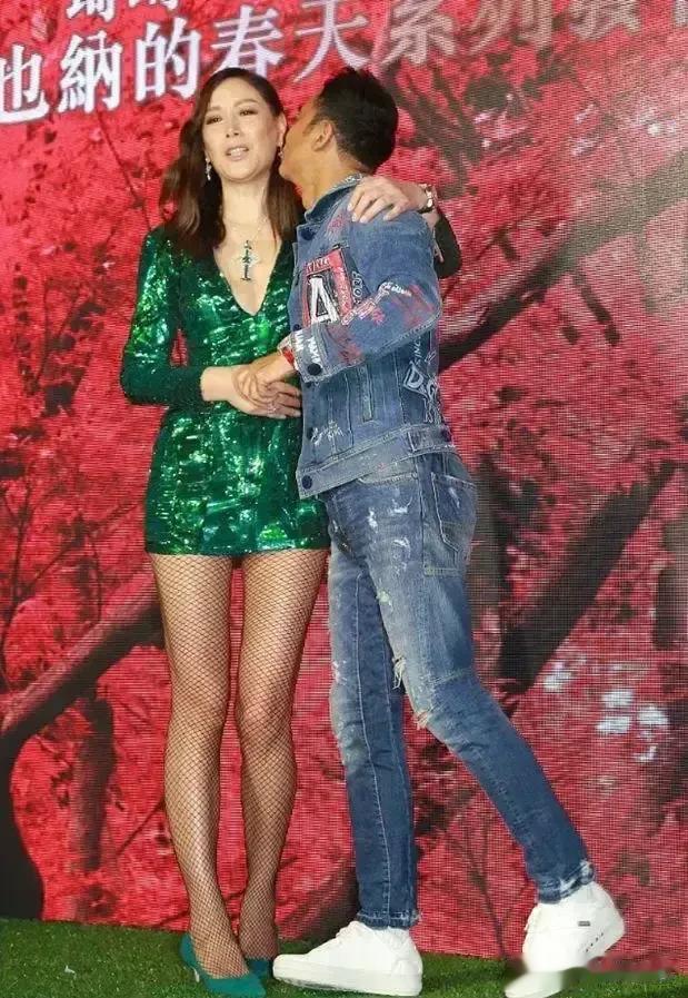 任达华绝对是硬汉中的硬汉，这种绝色美人老婆只有他才能降得住！
老婆50多岁的年龄