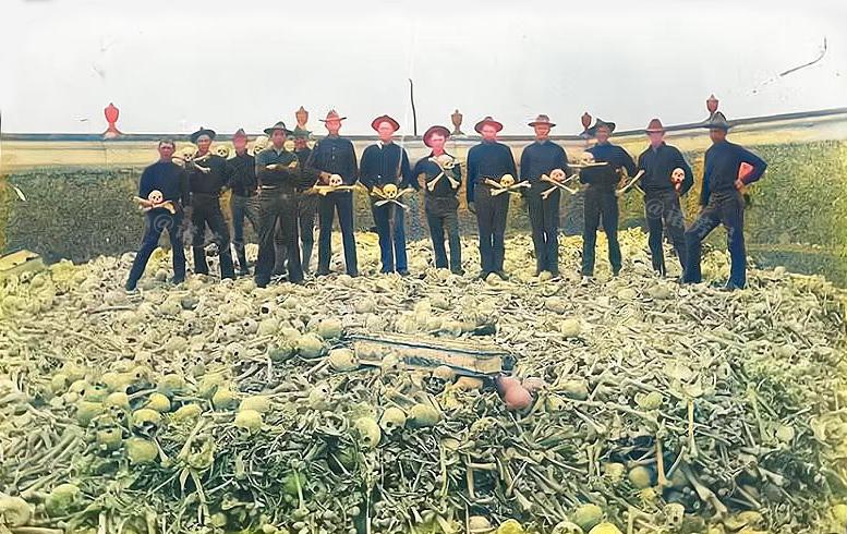1900年，古巴“科隆骨场”，一群美国士兵站在骨头堆上，正在拿这里的死人骨头拍照