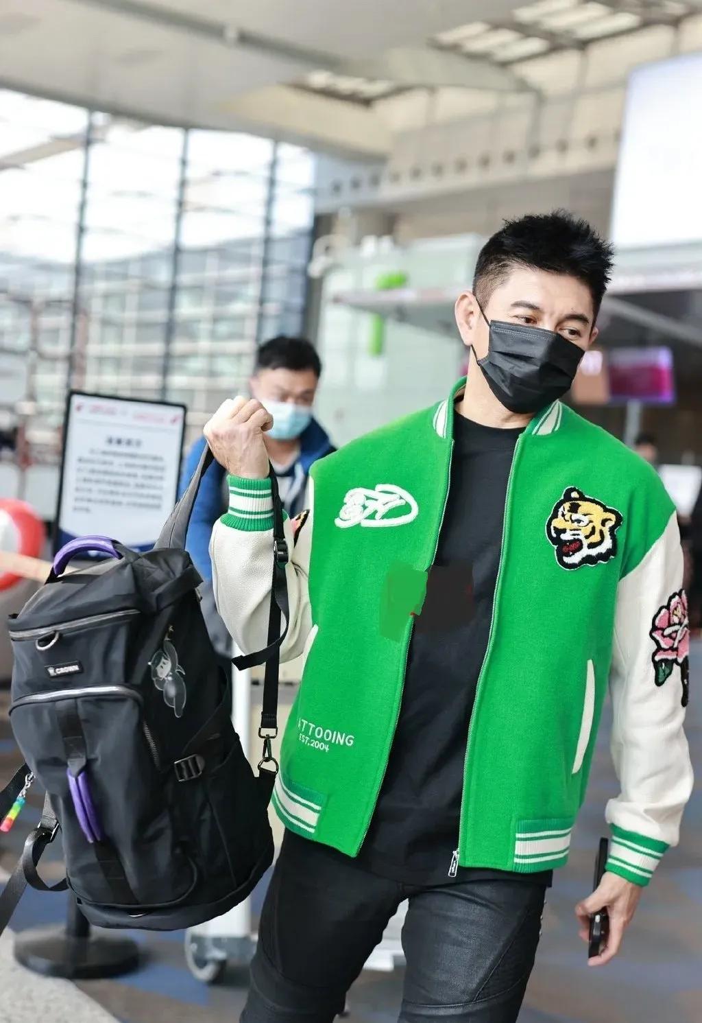 吴奇隆现身上海机场，穿嫩绿色棒球服，十分减龄又帅气。

内搭黑色圆领打底衫，搭配