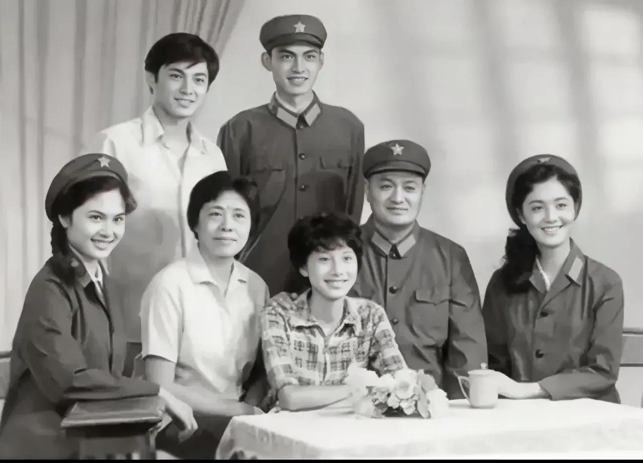 几十年前，著名影星韩月乔和她的家人的一张合影。那个年代的人长得干净，心也干净。
