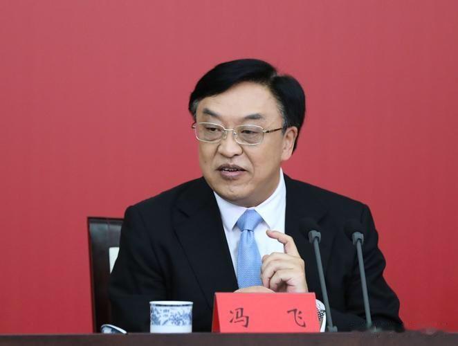 中国的官员都有在各地工作的经验，这对全面发展，非常有利

这次两会换届，共有2名