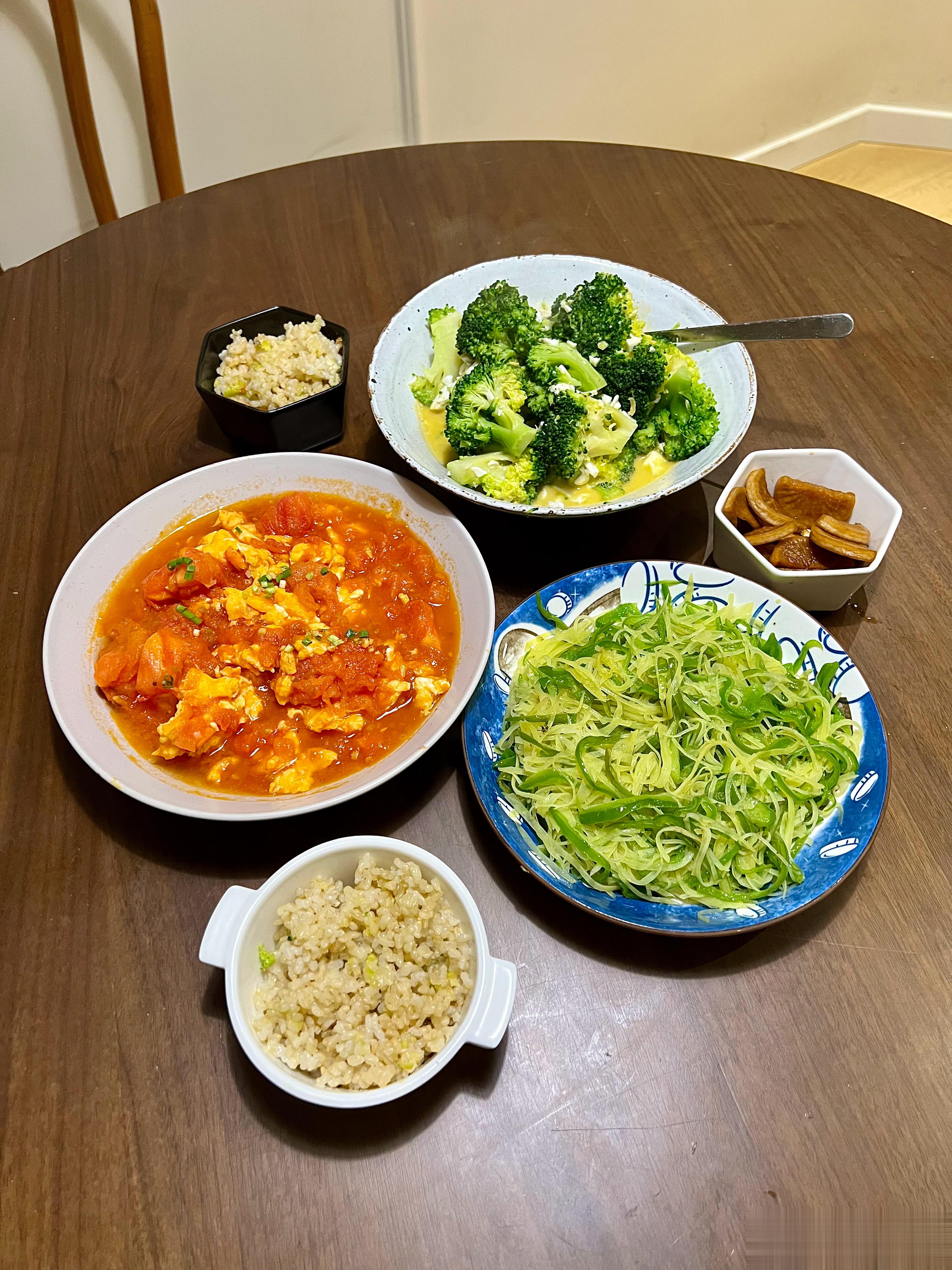 今天的居家晚餐：番茄炒蛋，青椒土豆丝，上汤西兰花，自己腌的酱萝卜，配蚕豆蒸米饭。