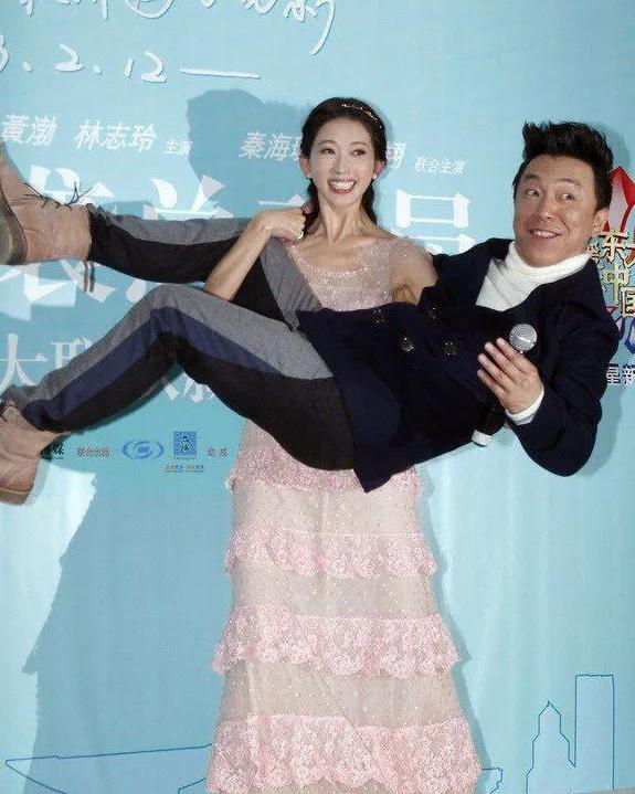 早年间林志玲公主抱黄渤和郭敬明的照片。没想到林志玲不仅是女神，还是个女汉子。
黄