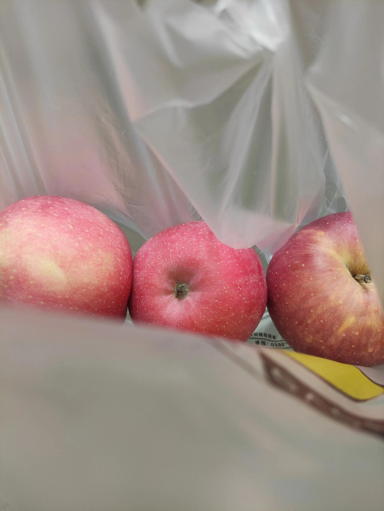 三个苹果🍎15.6，好久没买水果了。是水果超市的水果比较贵，还是这个季节就是这
