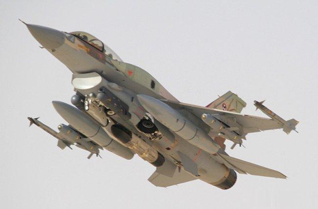 以色列空军F-16战机轰炸机叙利亚大马士革国际机场和Al-Mezzah 军用机场