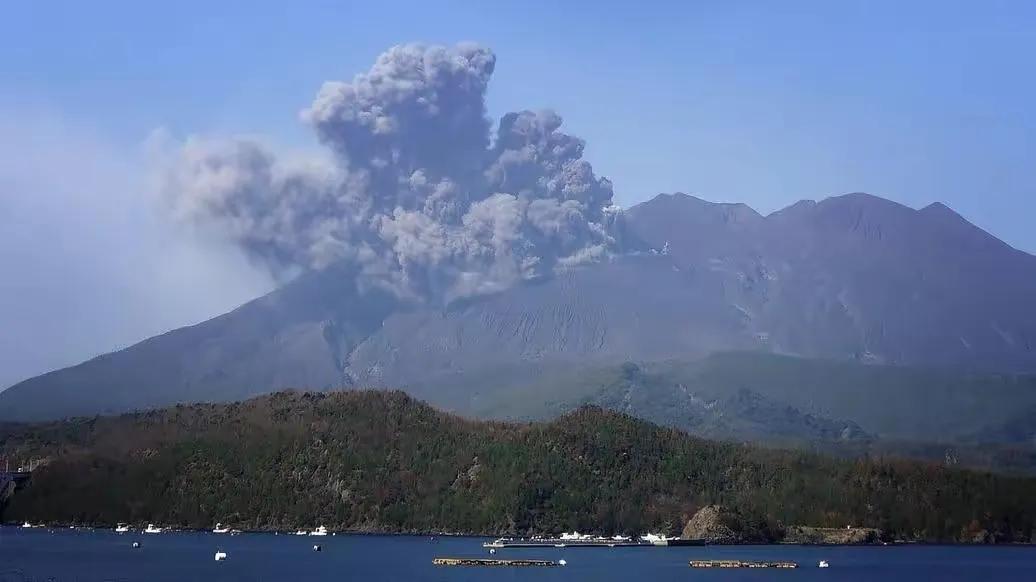 日本咋了！捅到火山窝了！
日本的樱岛火山再次喷发，压力大啊！上次喷发距现在很长吗