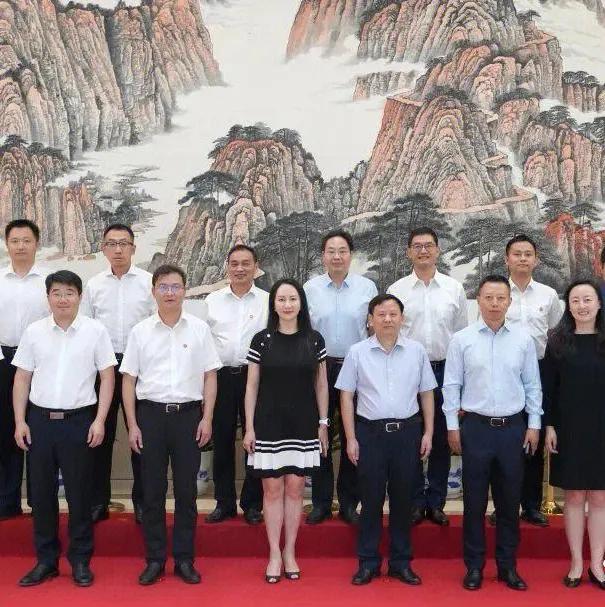 华为“大公主”孟晚舟，一款小黑裙再次成为中年女性穿衣典范。

孟晚舟凭借端庄优雅