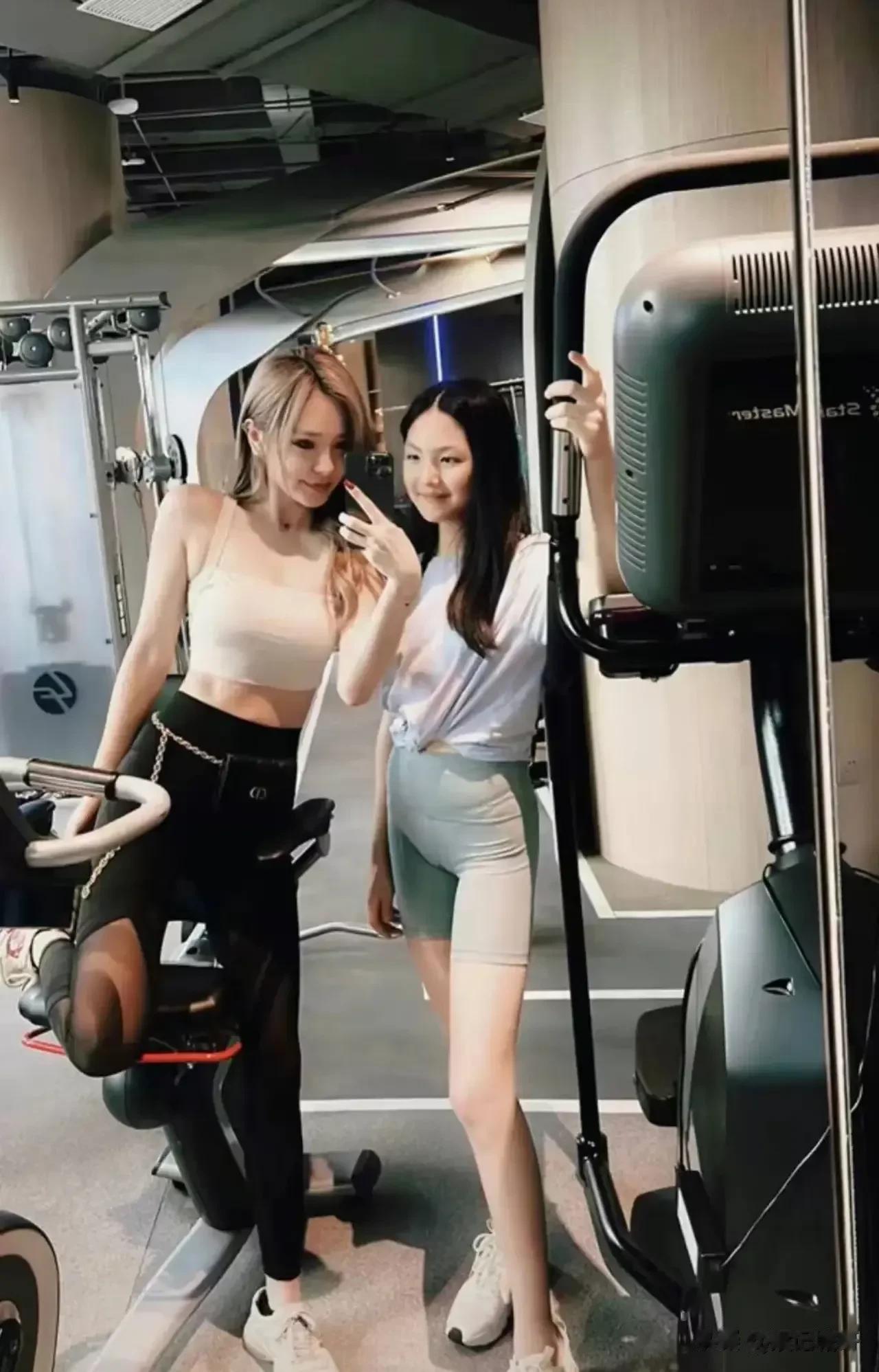 王诗龄不愧是星二代里最性感的女孩，王诗龄不仅颜值极高，身材也是极其的高挑性感，看