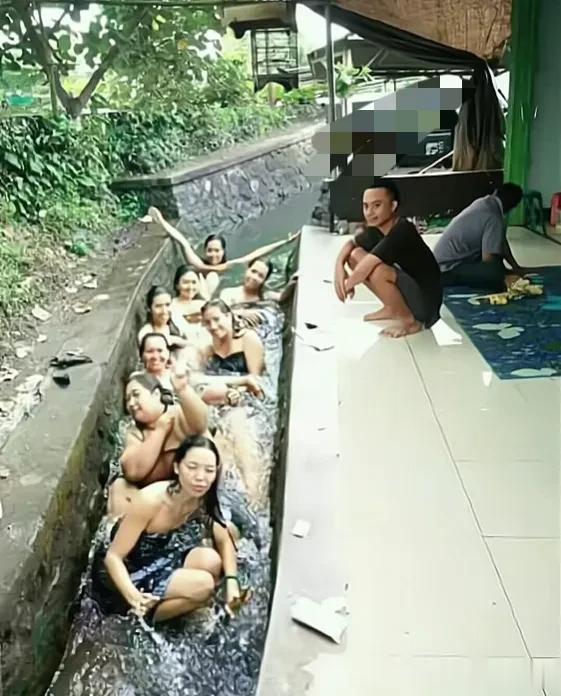 这是拍摄于柬埔寨的女子在河中洗澡的照片！

也许大家会比较惊讶，为什么会有这么多