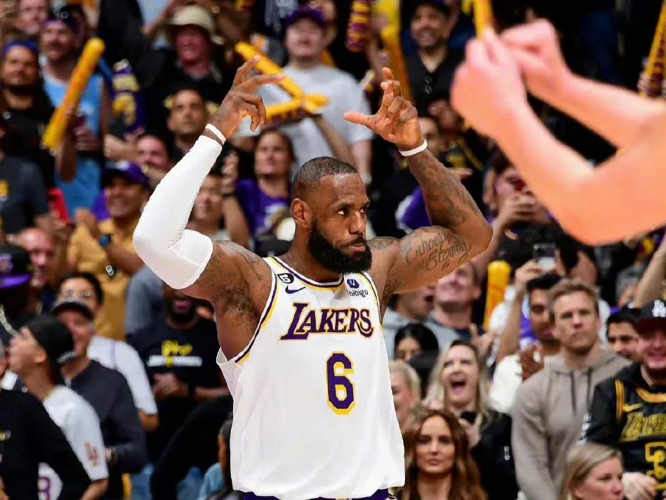 詹姆斯再创年龄纪录 第20季仍能场均超28分

NBA常规赛已落下帷幕，湖人将通