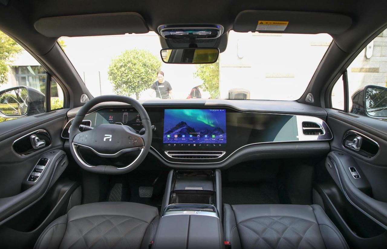 20万就可以把豪华中大型纯电SUV开回家了。
售价27.99万-38.99万，飞