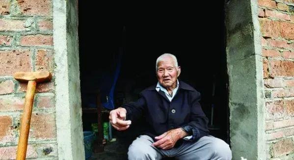 1940年，地下党耿立华被日军抓捕，当天就被打得浑身是血，可耿立华宁死不屈。三天