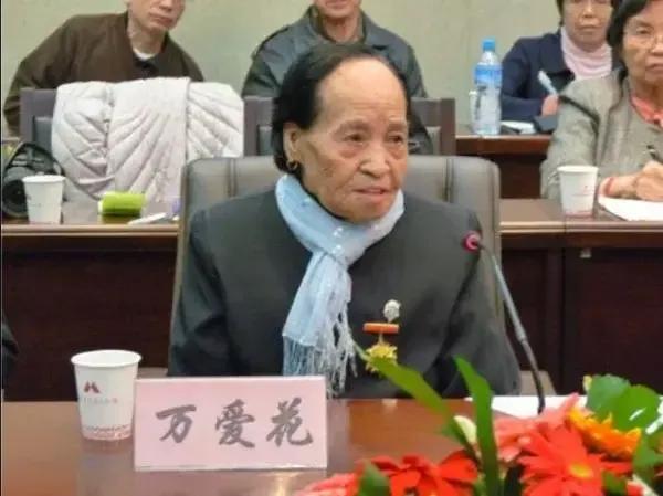1944年，一位浑身是伤的女子被日军扔到了河边。突然，一条恶犬张着血盆大口，向女