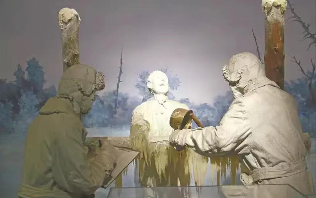 1941年，731部队士兵将几名妇女冻僵的双臂按到开水里，妇女们的皮肤瞬间脱落，