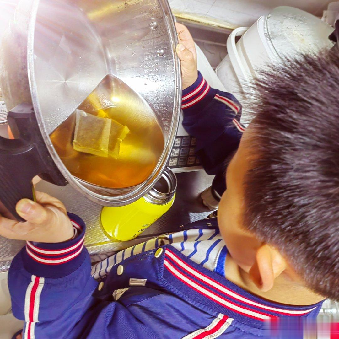  自己给自己倒养生茶喝得小伙子​五清茶煮清肺茶​孩子们和我们一起每天认真喝融入​