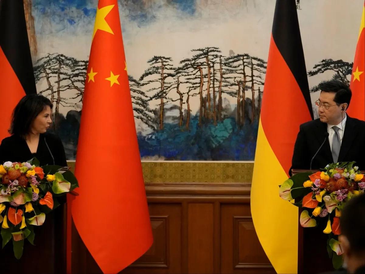 德国外交部长贝尔伯克说：“中国必须进行360度转弯。”
我们回复道：“可以，没问