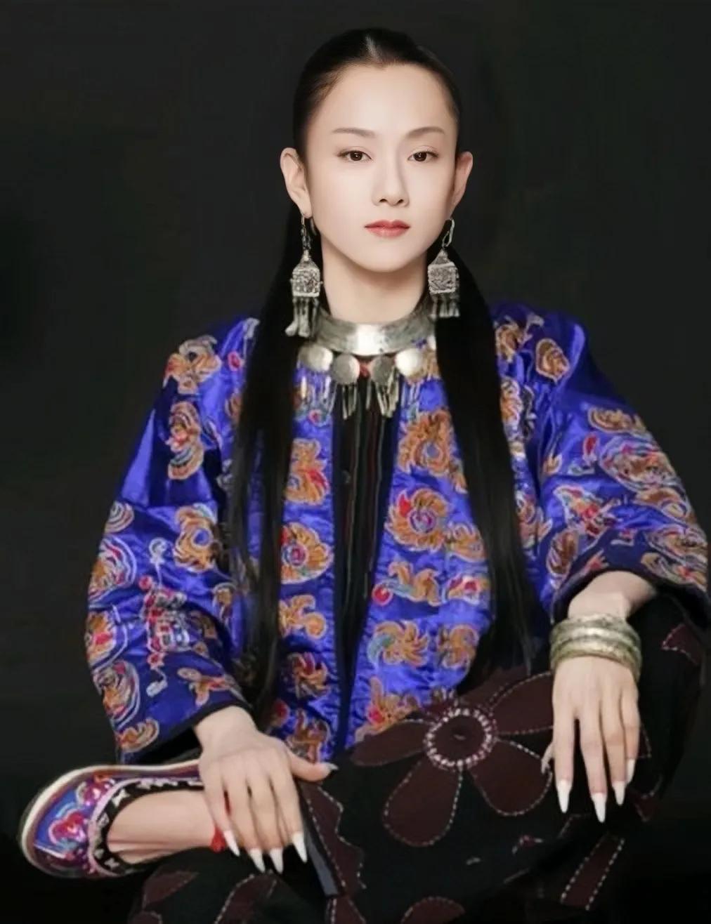 孔雀公主杨丽萍，如今已经63岁了，一直单身，她为舞蹈而生，也嫁给了舞蹈。
杨丽萍