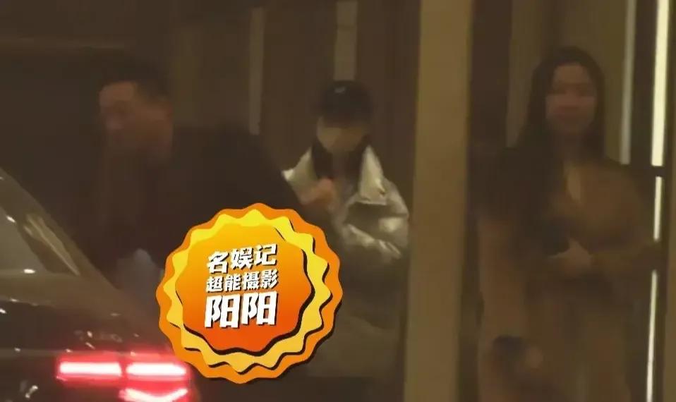 汪小菲和美女在三里屯玩到早上，分手后的他彻底放飞自我了，好潇洒。

感觉他改不了