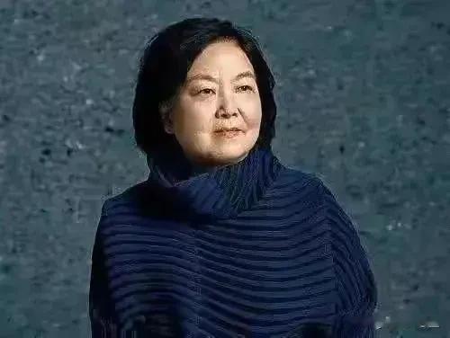 说句心里话，我倒是挺希望方方获得诺贝尔文学奖的。
这样一来，不但扒掉了方方的面具