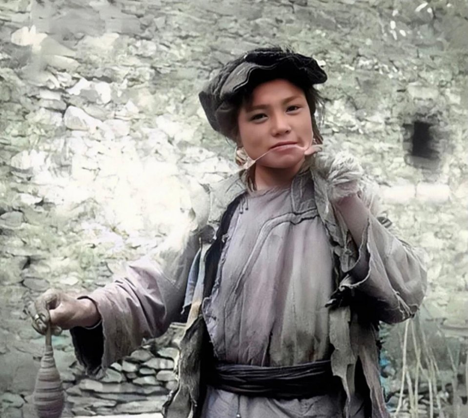 #历史那些事[超话]#这是一个外表出众，出身贫寒的羌族女孩。她头上戴着几层瓦片形