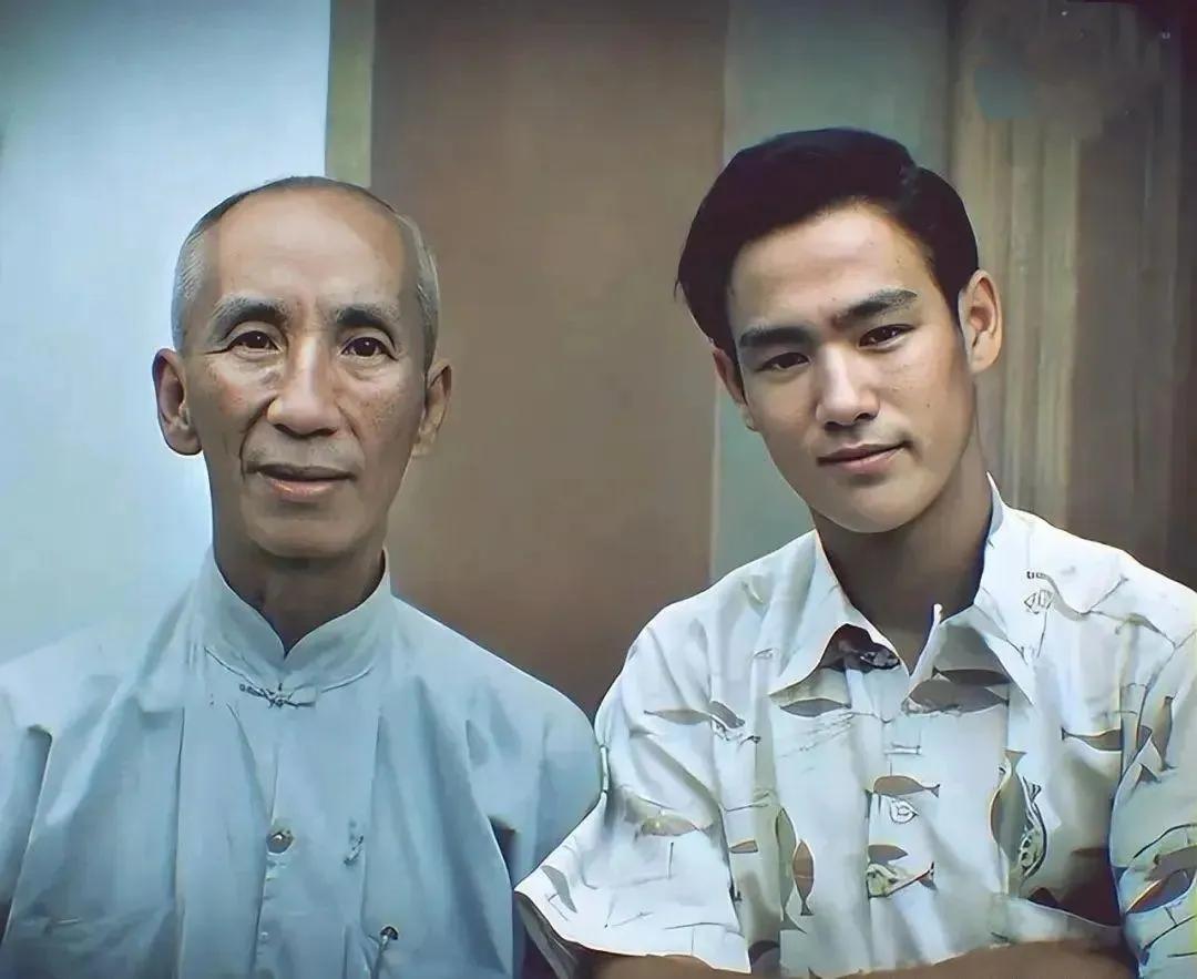 1957年，李小龙和师父叶问的珍贵合影。
年轻时李小龙高大帅气，身材健壮，英气勃