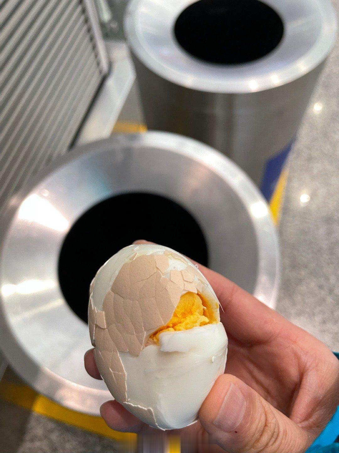  出个门容易吗我？一大早7点多就碰见一个巨大路牌倒了，拉垮了电缆直接封路，绕道又