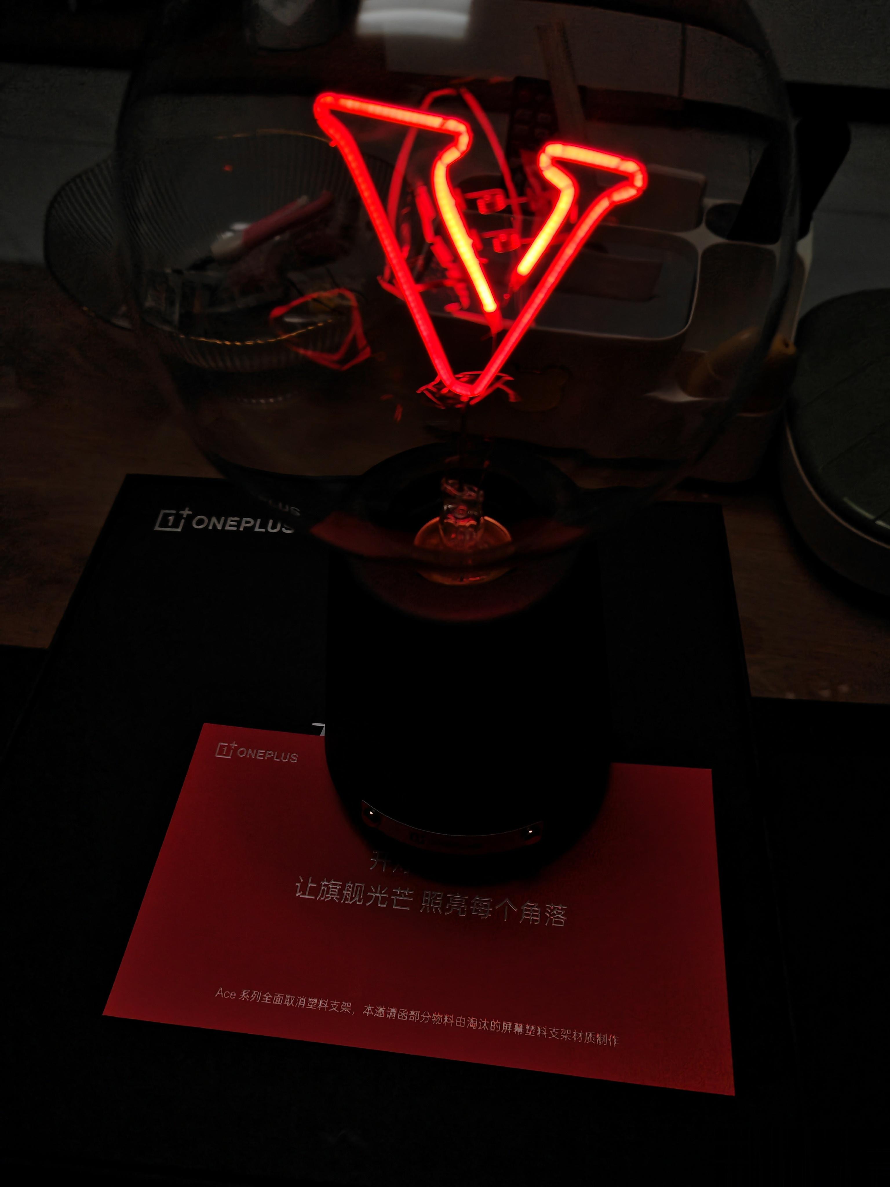 开灯   亮王牌  让旗舰光芒照亮每个角落一加Ace 2V这邀请函很有意思，一个