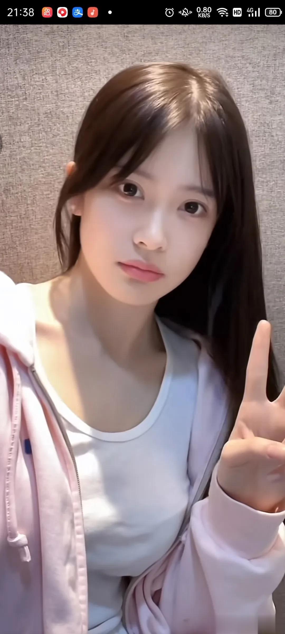 总有些男人舔着脸的说自己的女朋友花自己的钱，感觉爱情就是交易这种弱智的话。

要