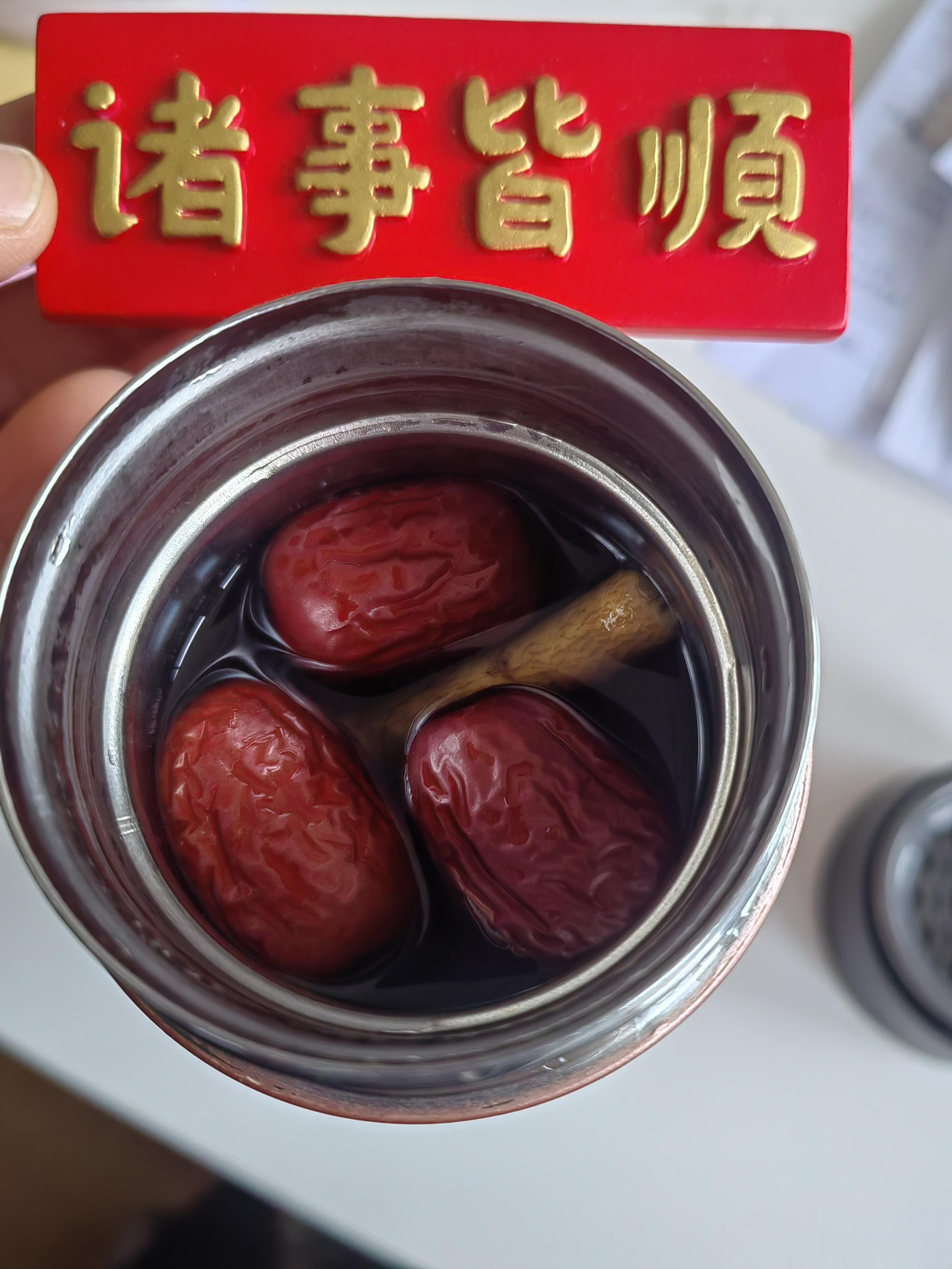  感谢我老爸给我泡的五清茶煮清肺茶加三粒红枣，还加了一段玻态黄芪​好补吖[爱心]
