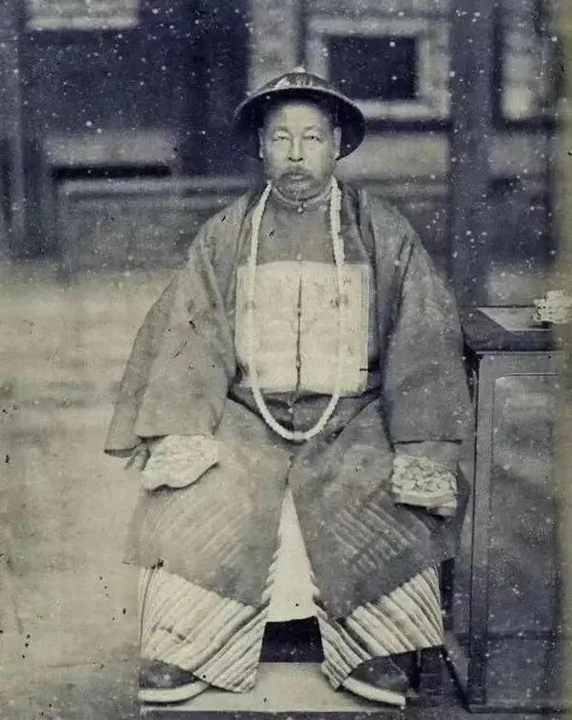 1875年，李鸿章无所谓地说：新疆那不毛之地，不要也罢！左宗棠拍桌而起：“166