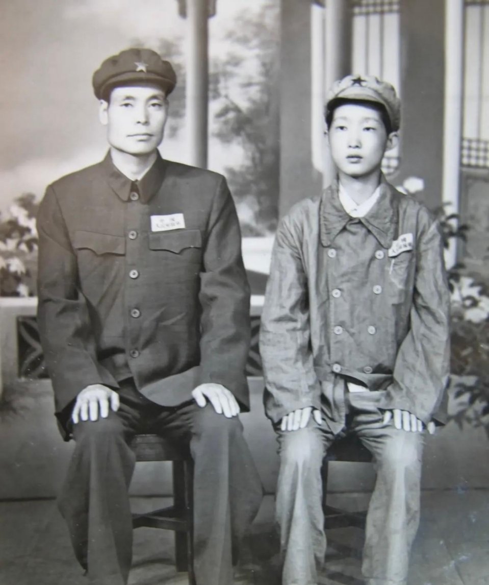 #历史那些事[超话]#20世纪50年代，一位解放军领导人和他的妻子合影。他的名字