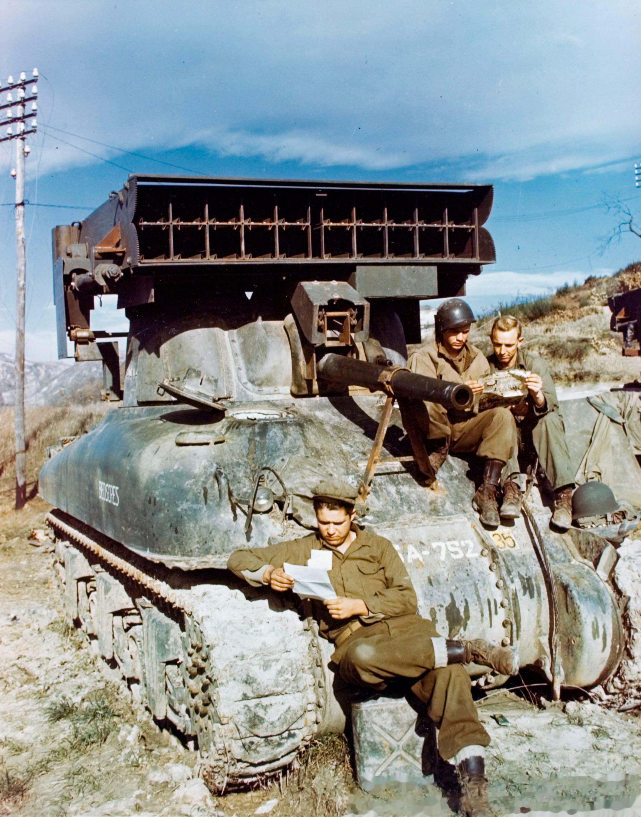 1944年8月，意大利境内。美军坦克兵正在M4A1“谢尔曼”中型坦克旁小憩。这辆