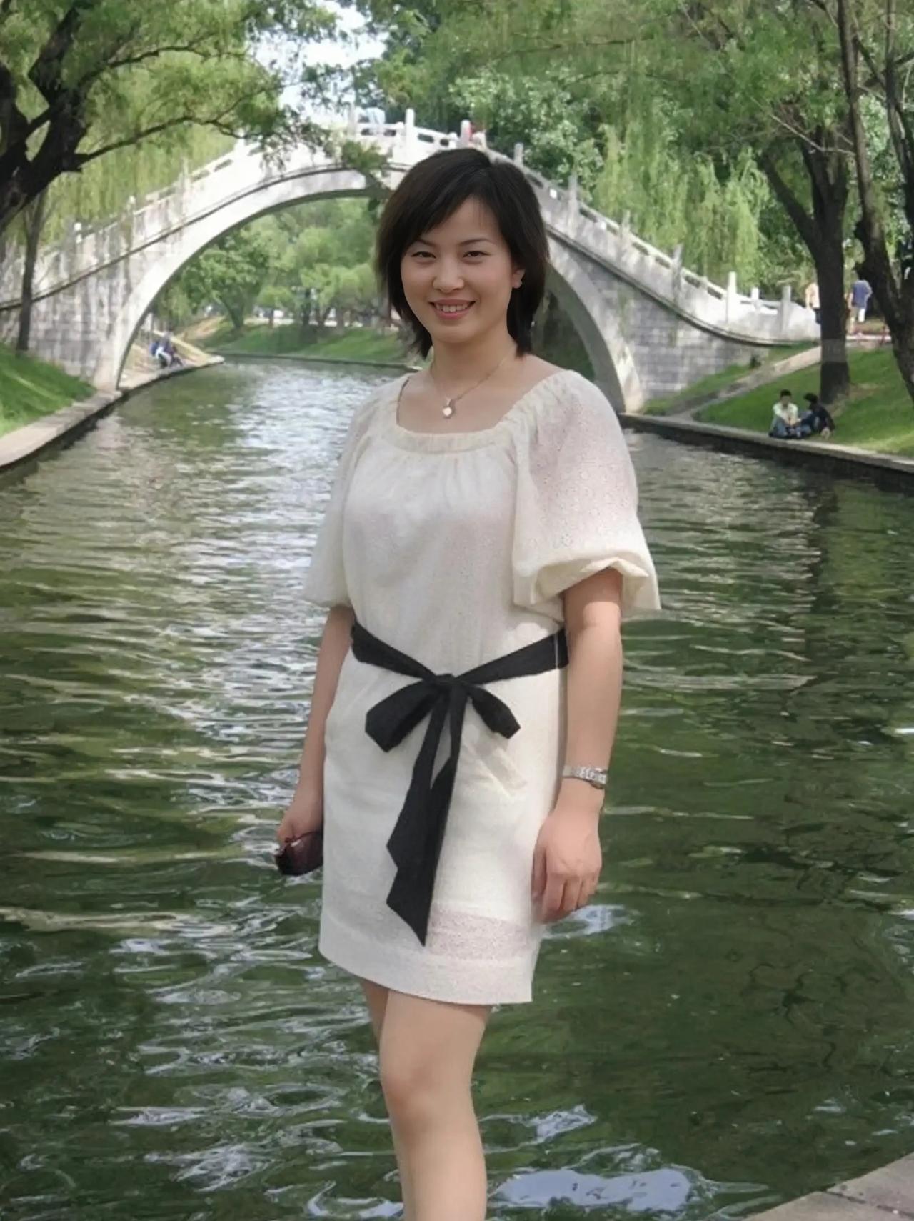 一个年轻姑娘几年前在公园里游玩时的留影，地点好像是西安兴庆公园，姑娘浑身散发着成